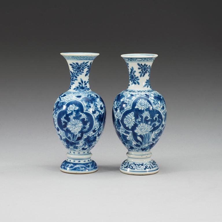 VASER, två stycken, porslin. Qing dynastin. Kangxi (1662-1722).