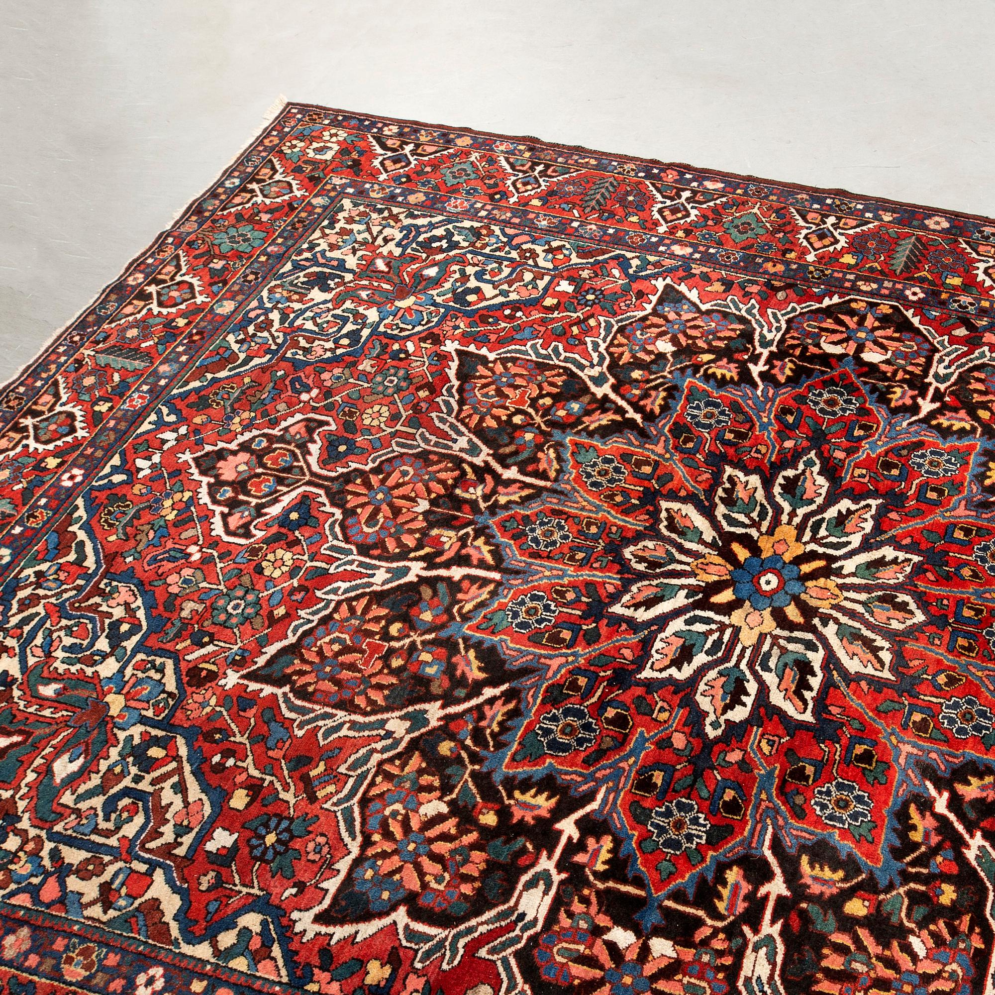 Carpet, Bakhtiari, 420 x 320 cm.