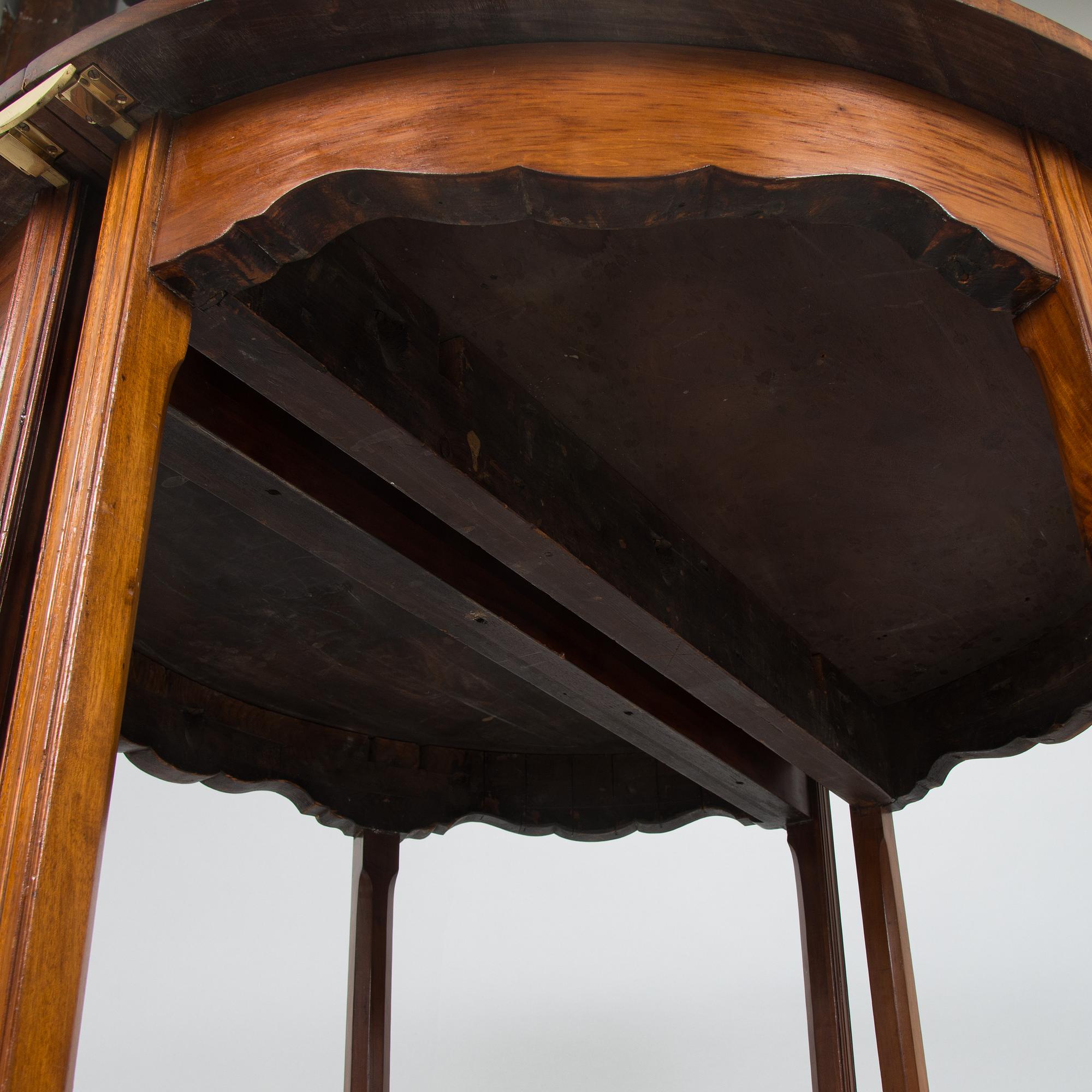 A mahogany dinner table circa 19th century, Georg III.