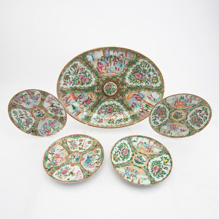 A set of four Chinese porcelain plates and one dish Kanton alter part of the 19th century.