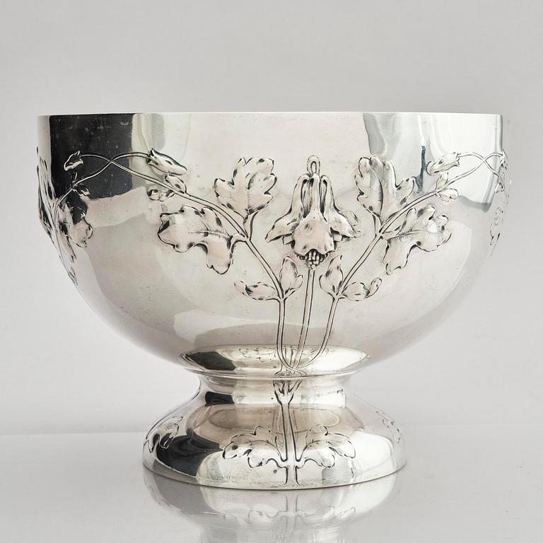 Sven Carlman, a large bowl on foot/wine cooler, silver, company CF Carlman, Stockholm 1904.