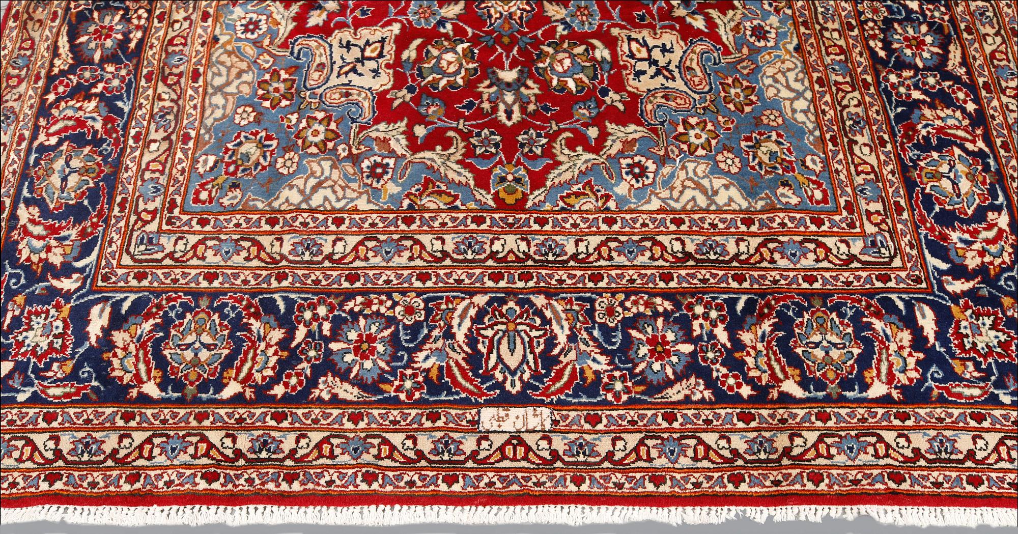 A signed Kashan carpet, ca 313 x 195 cm.
