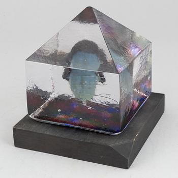 Bertil Vallien, a glass sculpture, numbered 8BV ATT 019005/1000, and signed  B. Vallien.