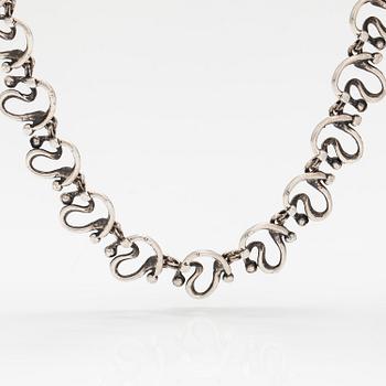 Jorma Laine, A silver necklace. Turun Hopea, Turku 1973.