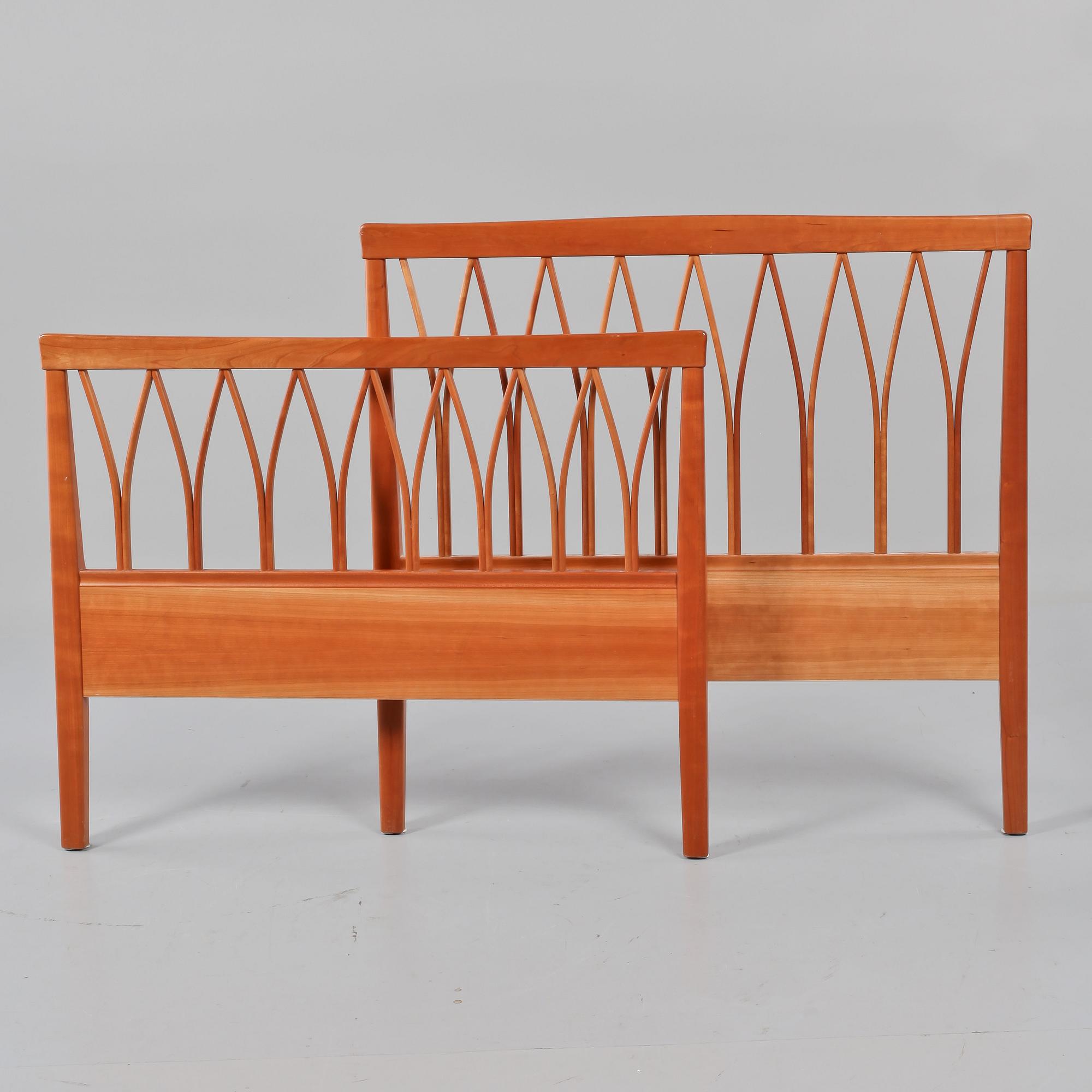 SÄNGGAVLAR, ett par, Carl Malmsten, Åfors Möbelfabrik, 1900-talets mitt.