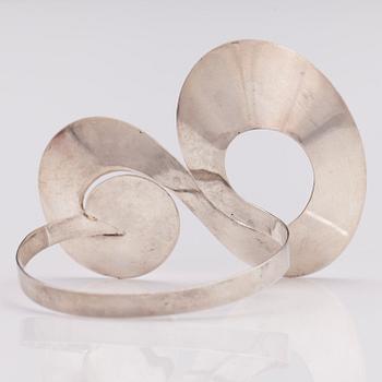 PAULA HÄIVÄOJA, A sterling silver bracelet. Pentti Roos, Helsinki 1968.