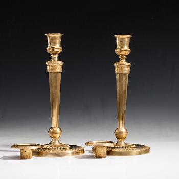 LJUSSTAKAR, ett par, förgylld brons, directoire, ca 1800.