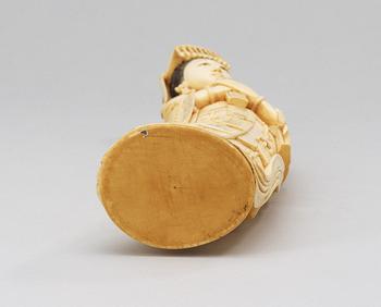 FIGURIN, elfenben. Kina sekelskifte 1900.