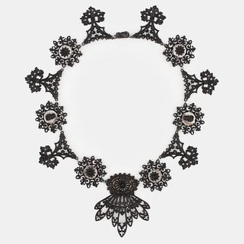 985. A Berlin iron and steel necklace. Berlin 1820-30.