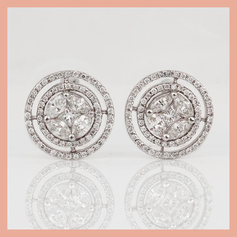 ÖRHÄNGEN, 18K vitguld med olika slipade diamanter, tot ca 1,00 ct. Total vikt ca 6,26 g.
