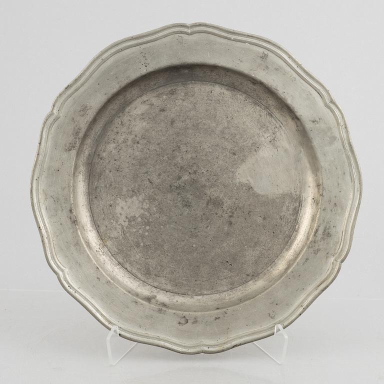 A rococo pewter charger by G. Östling, Vimmerby 1772.
