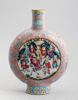 PILGRIMSFLASKA, porslin, Kina, sannolikt sekelskiftet 1800-/1900.