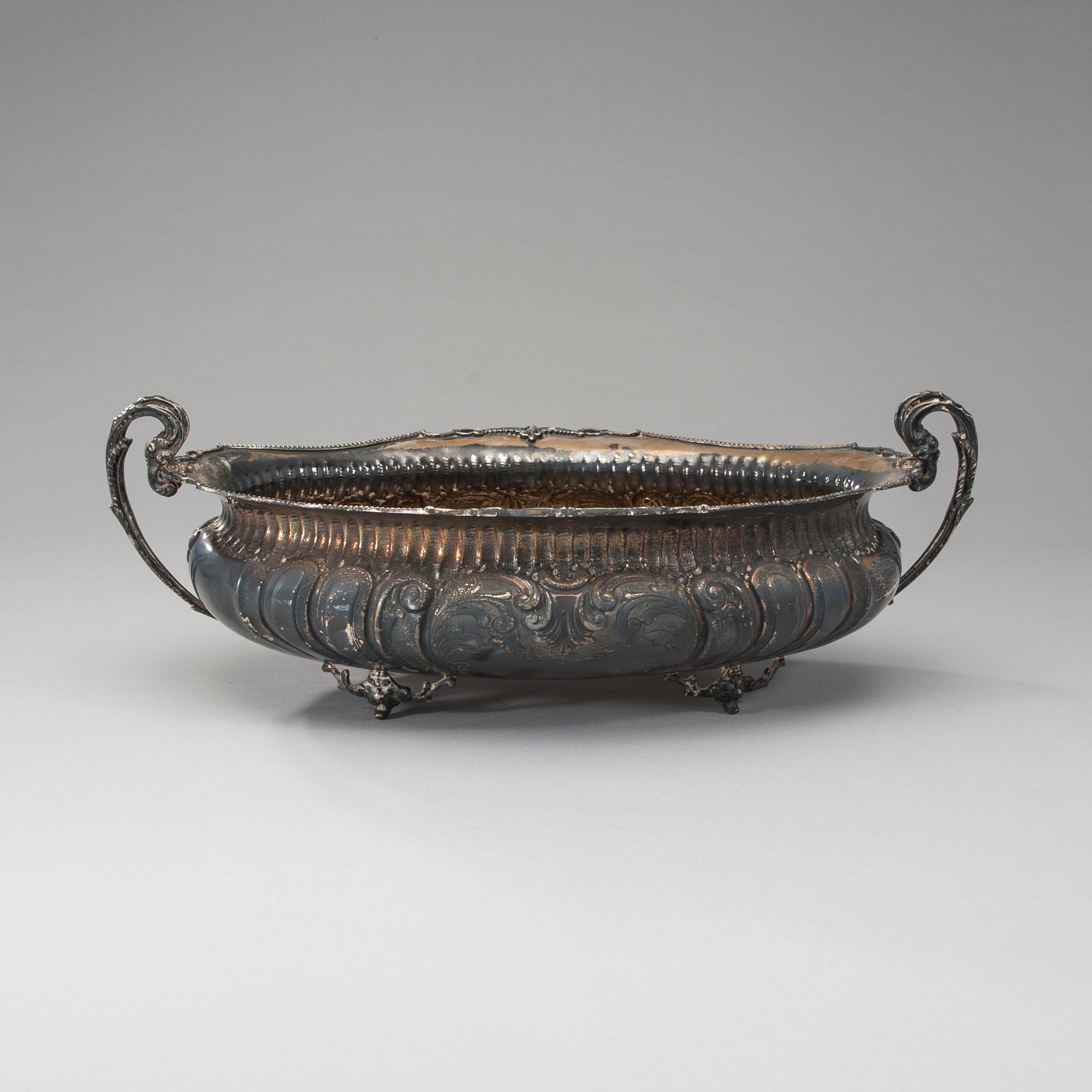 JARDINJÄR, silver, Mellaneuropa, 1900-talets andra hälft. Vikt 1210 g.