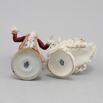 FIGURINER, 2 st, porslin, omkring 1900-talets mitt.