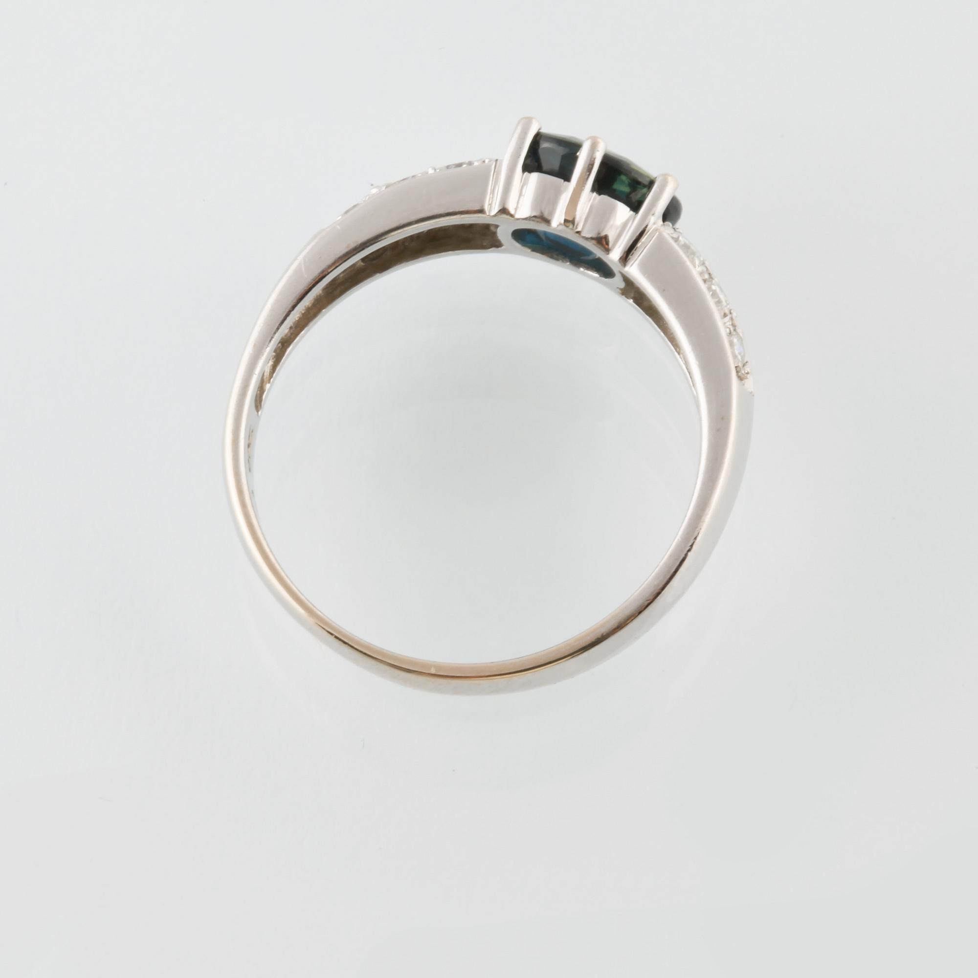 RING, 18K vitguld med ovalslipad blå safir 1.50 ct samt 12 briljantslipade diamanter 0.27 ct, importstämplad. Vikt 3,5 g.