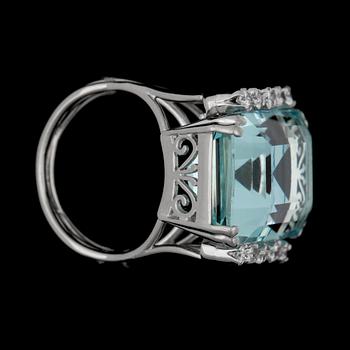 An emerald cut aquamarine ring 28.26 cts flanked by brilliant cut diamonds, tot, app. 0.40 ct.