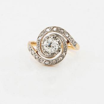 Ring in 18K gold with old-cut and rose-cut diamonds, France, first half of the 20th century.