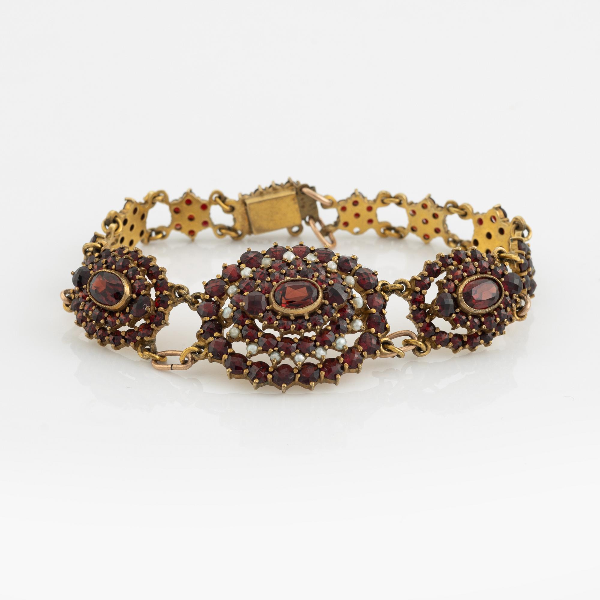 Smycken med granater, 9 st föremål.