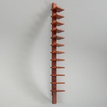 John Kandell, hylla, "Pilaster", Källemo, formgiven 1989.