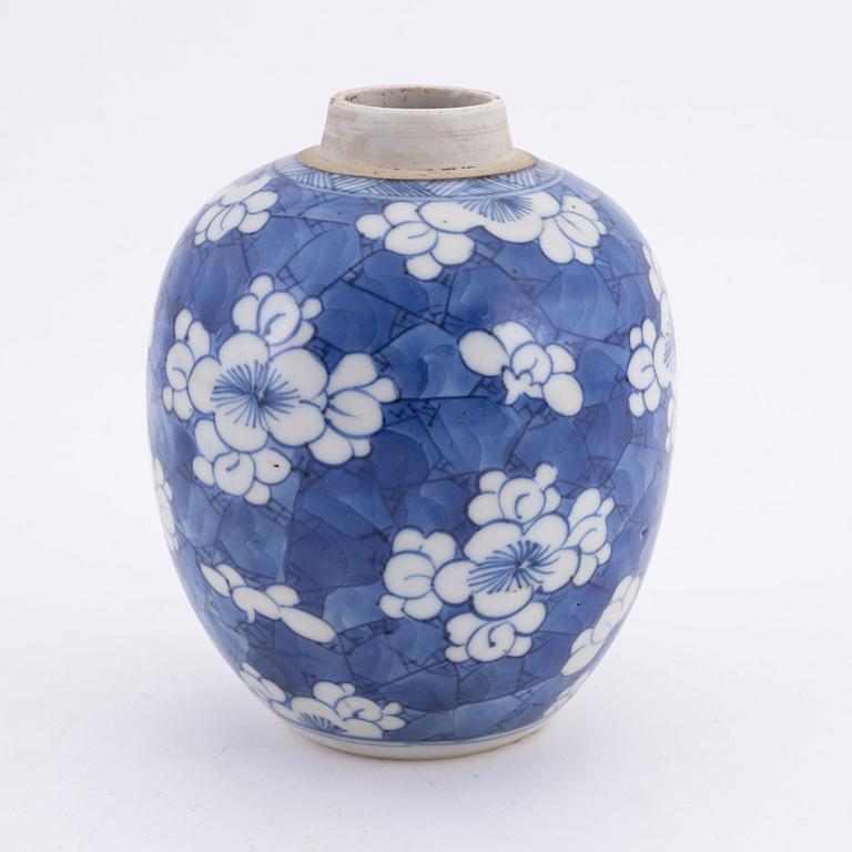 A Chinese blue and white 'cracked ice' porcelain jar, Qing dynasty, Kangxi (1662-1722).