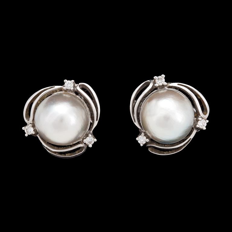 EARRINGS, cultured pearls and brilliant cut diamonds, tot. ca 0.20 cts.