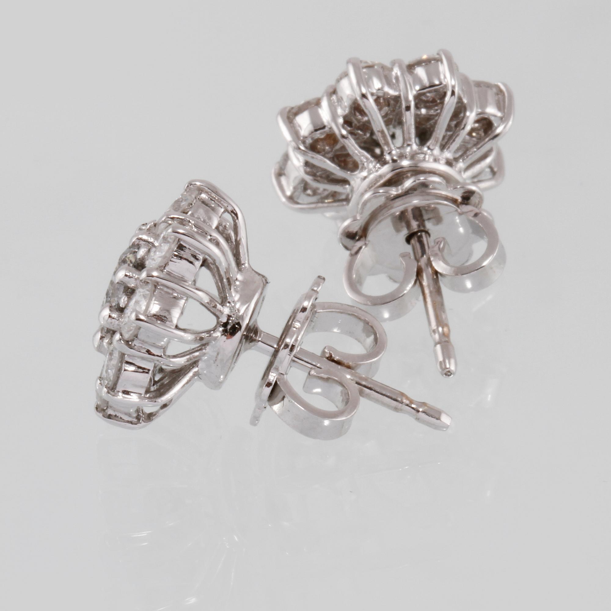 ÖRHÄNGEN, 18K vitguld med 2 större briljantslipade diamanter 0.83 och små briljantslipade diamanter 1.30 ct. Vikt 4 gram.