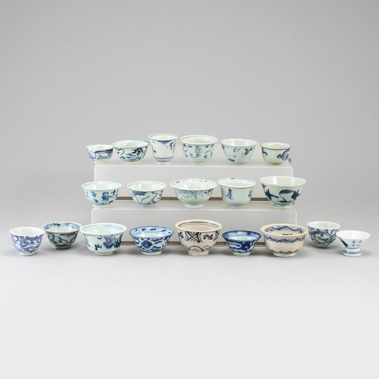 A group of 20 Southeast asian blue and white cups, 19th/20th century.