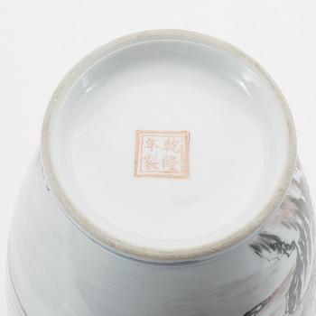 VAS, porslin. Kina, möjligen Republik, 1900-tal.