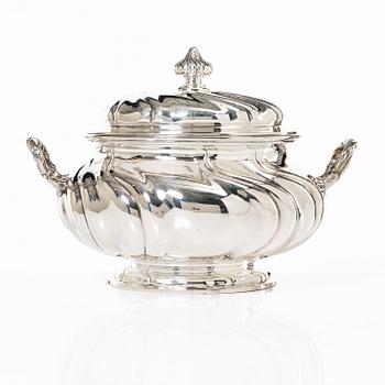 C.G. Hallberg, Terrin med lock, silver, rokokostil, Stockholm 1910.