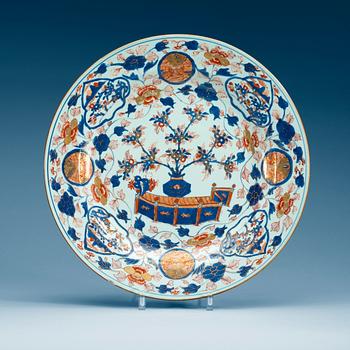 1685. A large imari charger, Qing Dynasty, Kangxi (1622-1722).