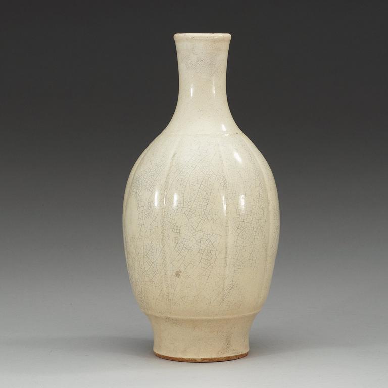 A white ge-glazed vase, Qing dynasty (1644-1912).