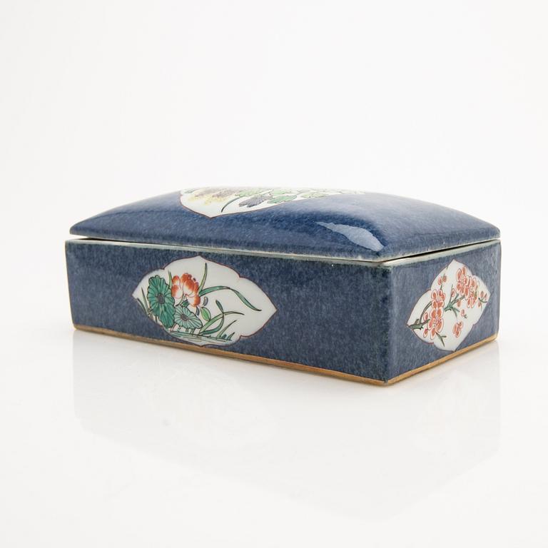 A lot comprising 3 pieces of porcelain, China, Qing dynasty, late 19th/20th century.