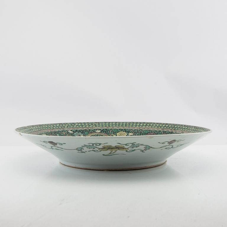 A famille noir dish, late Qing dynasty/around 1900.