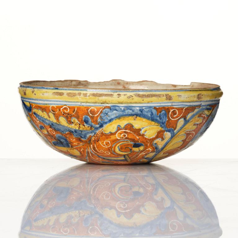 An Italian maiolica bowl, 17th century.