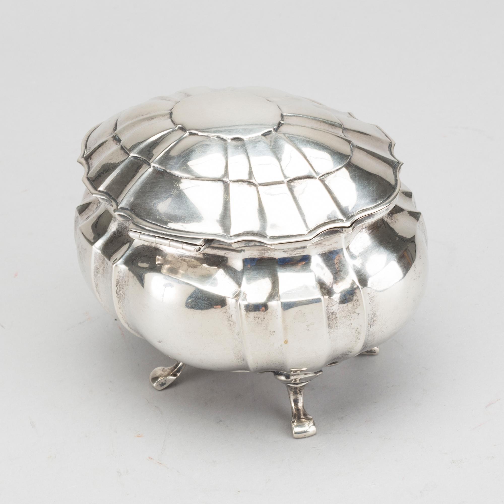 A 20tH CENTURY SILVER SUGAR BOWL,