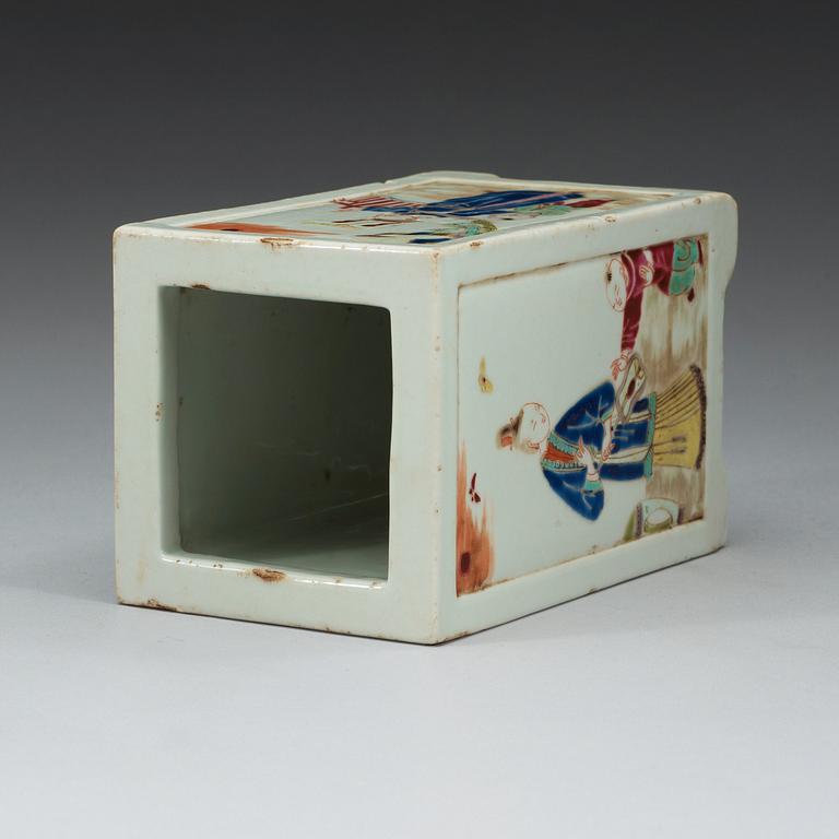 A famille rose brushpot, Qing dynasty (1644-1912).