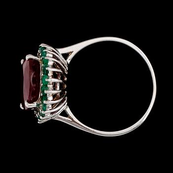 RING, 14 k guld, rubin ca 7.75 ct, smaragder tot ca 1.00 ct.