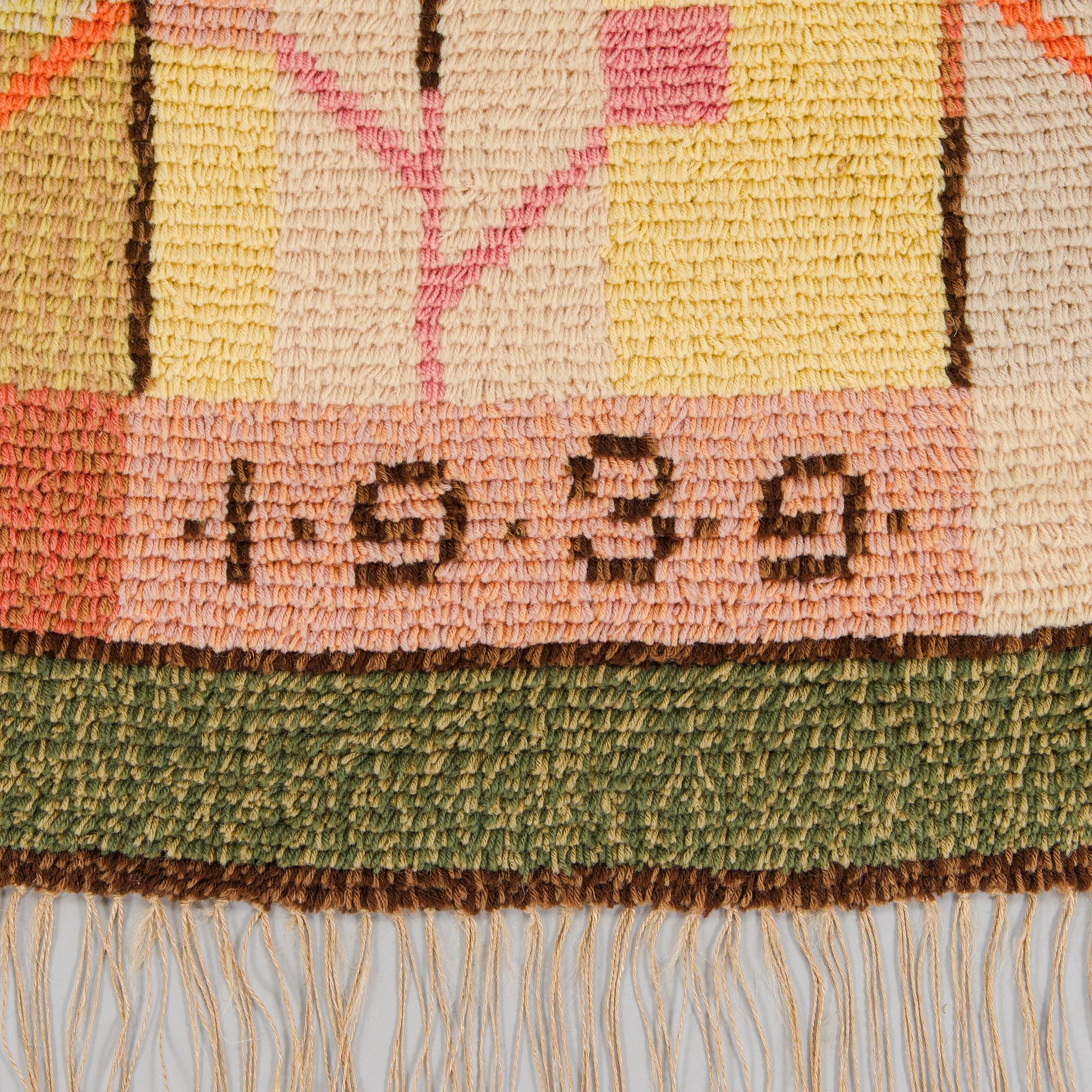 Impi Sotavalta, rya, modell för Finska handarbetets vänner, daterad 1939. Ca  165 x 120 cm.
