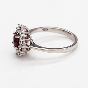 An 18K white gold ring with a ruby and diamonds ca. 0.36 ct in total.