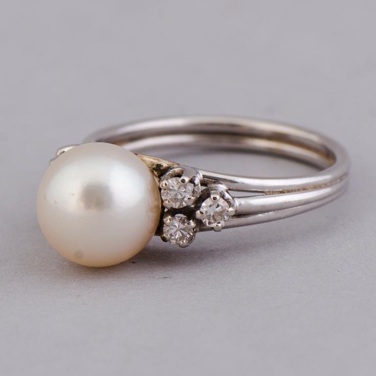 A RING, cultured pearl, 16/16 cut diamonds, 14K white gold.
