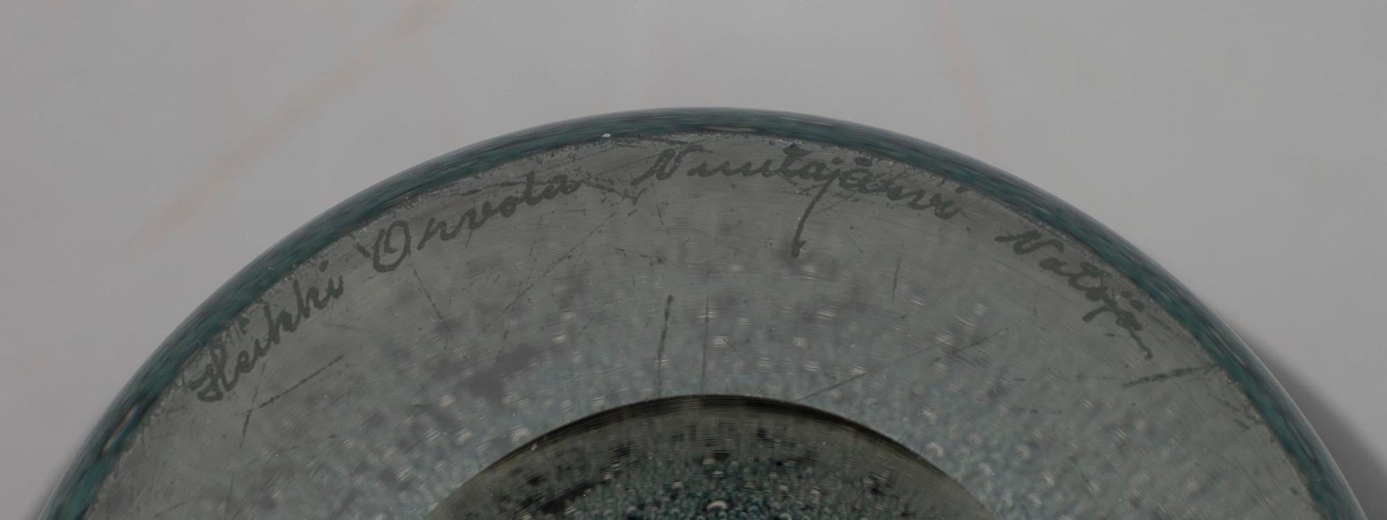 VAS/GLASSKULPTUR, sign. Heikki Orvola, Nuutajärvi Notsjö. 1900-talets senare hälft.