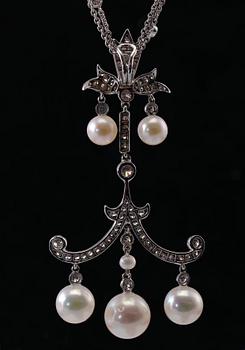 GARNITYR, briljantslipade diamanter ca 3.42 ct. Odlade saltvattenpärlor 4,5- 5,5 mm. 18K vitt guld. Vikt 18,3 g.