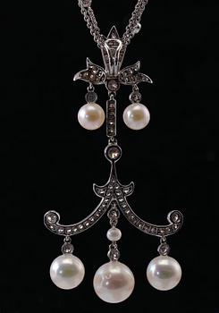 A SUITE OF JEWELLERY, brilliant cut diamonds c. 3.42 ct. Cultivated seawater pearls 4,5- 5,5 mm.