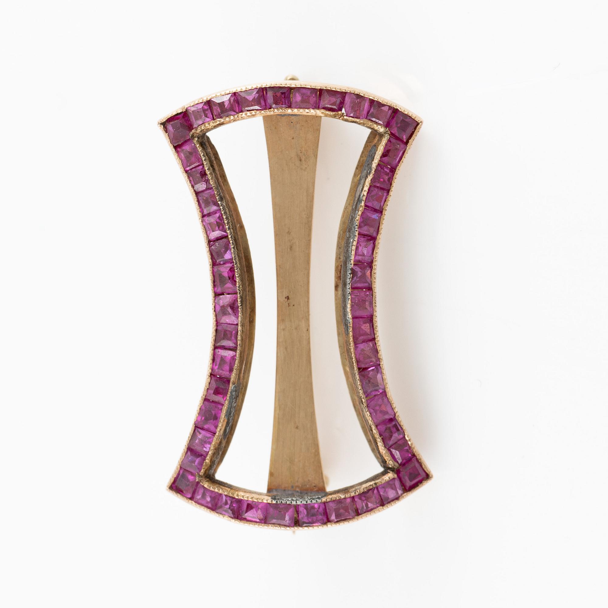 Två broscher 18K guld med pärlor och rosa stenar.