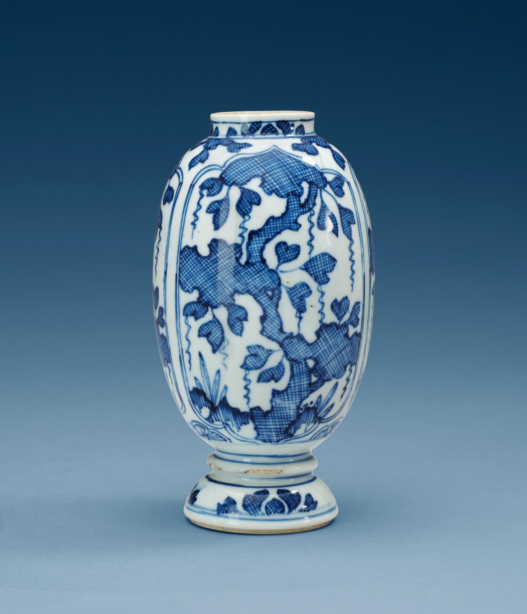 A blue and white vase, Qing dynasty, Kangxi (1662-1722.