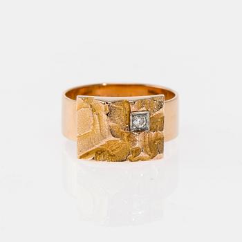 RING, Björn Weckström, Lapponia 1968. 14K guld, briljantslipad diamant.  Vikt ca 8,9 g.