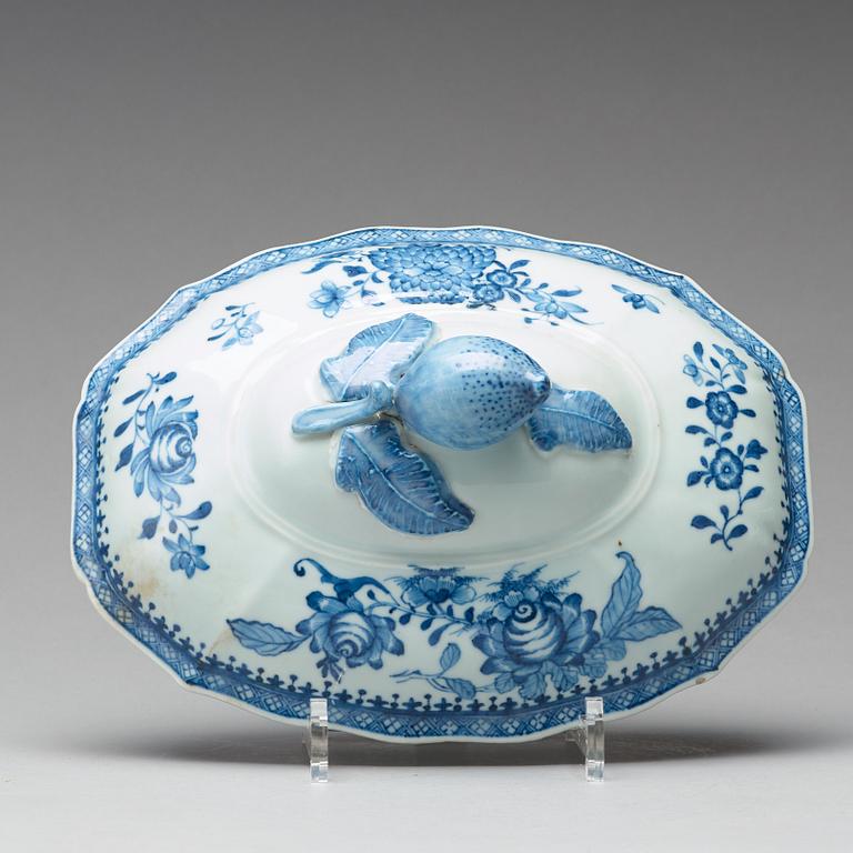 A blue and white tureen with cover,  Qing dynasty, Qianlong (1736-1795).