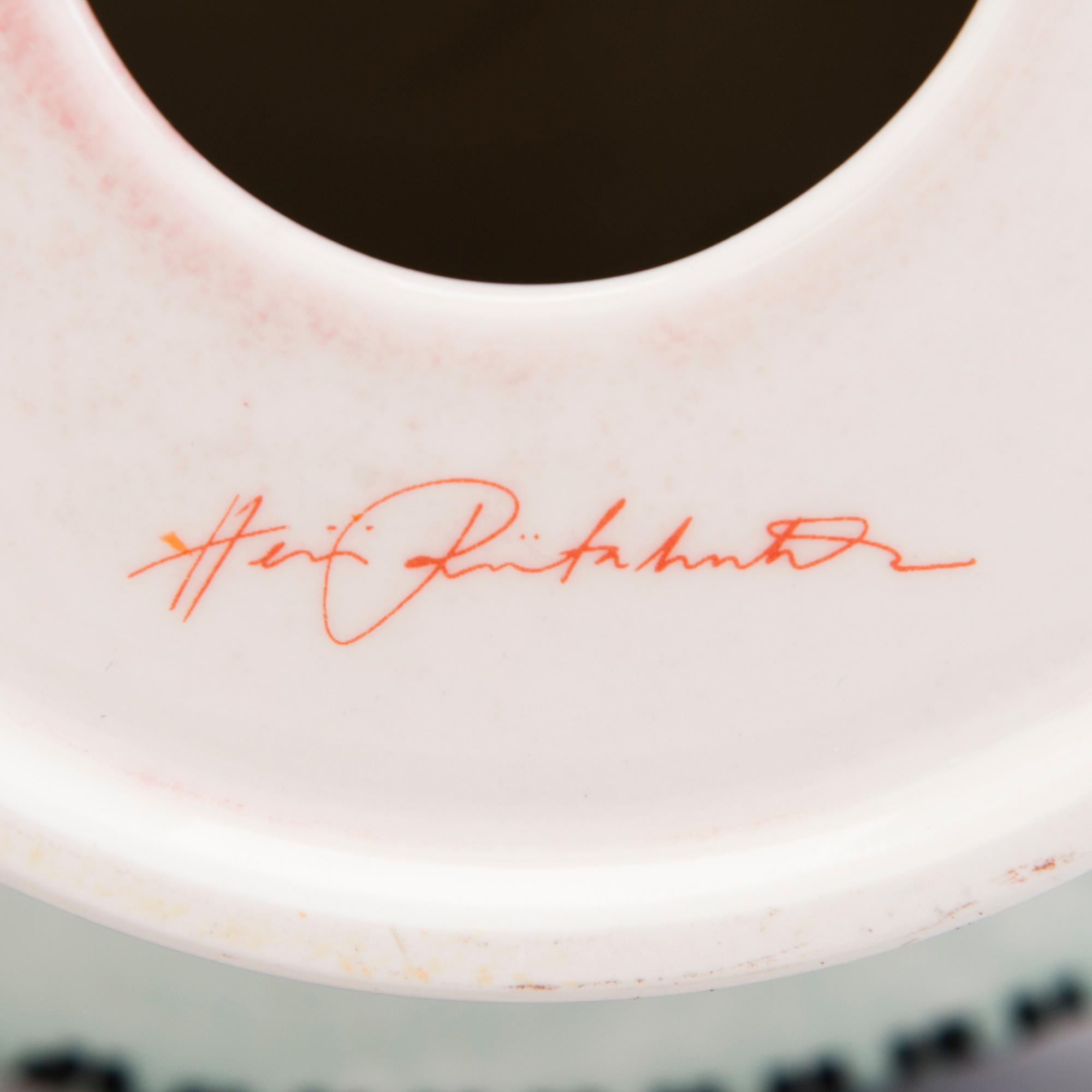 HEINI RIITAHUHTA, veistos/tarjoilumalja, "Sieni", posliinia, signeerattu Heini Riitahuhta.