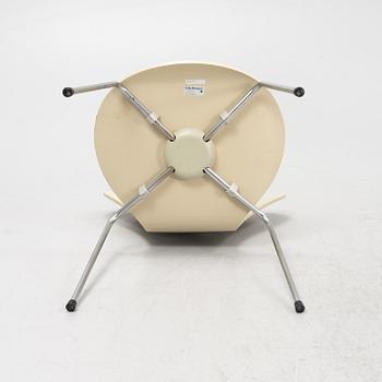 Arne Jacobsen, six 'Series 7' chairs from Fritz Hansen,dated 2002.