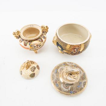 Vaser 3 st, skålar 2 st samt rökelsekar 2 st Japan Satsuma 1900-tal porslin.